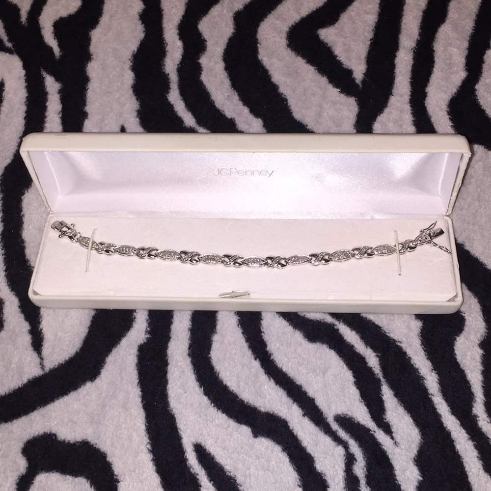 Necklace, bracket & earrings 💁🏾‍♀️